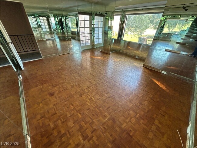 Building Photo - 596 Tam O Shanter