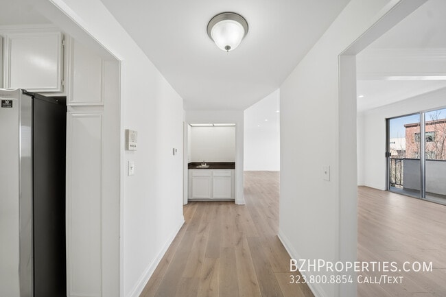 Building Photo - 333 S Elm Dr