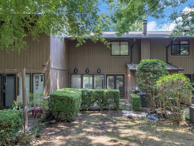 Building Photo - Cute, Spacious 3 BD Townhouse Near UNC and I-40!