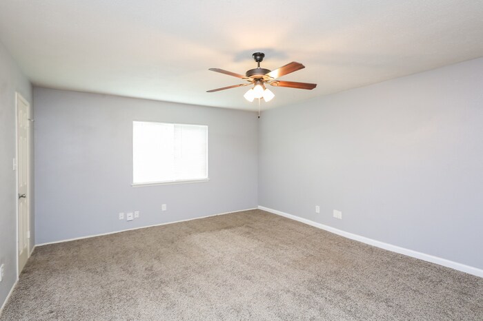 Building Photo - 7439 Oakmore Dr