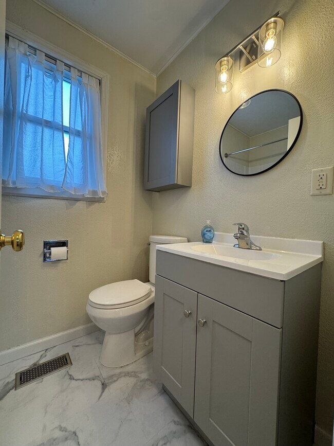 Building Photo - 61 Trowbridge Ln