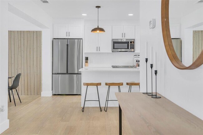 Building Photo - 1921 Fern Ave