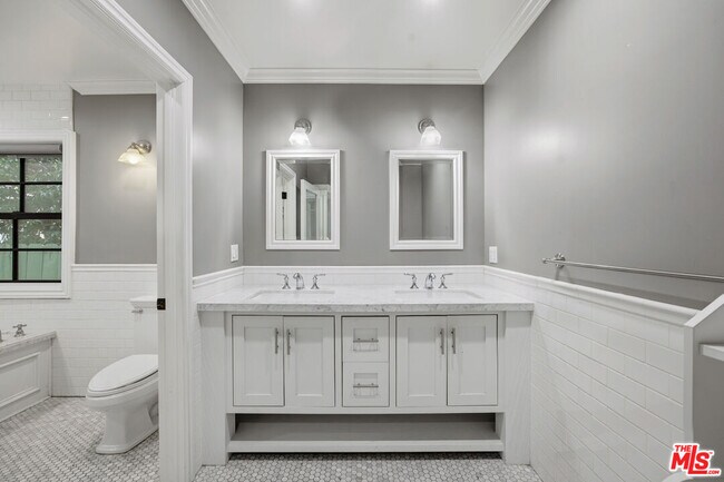 Building Photo - 4316 N Clybourn Ave