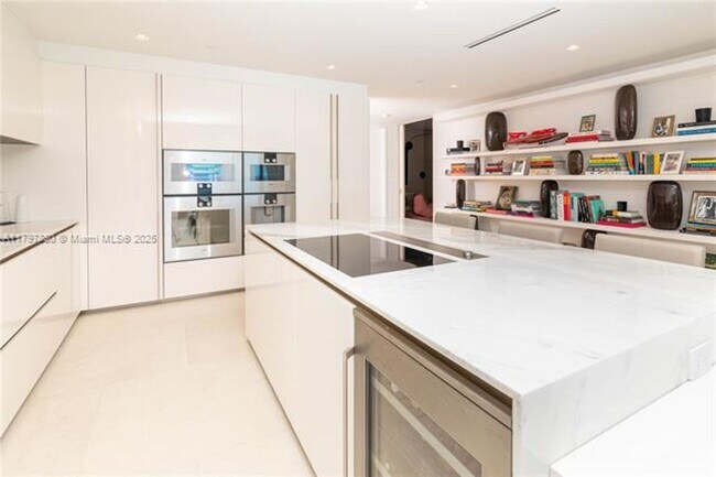 Building Photo - 10201 Collins Ave