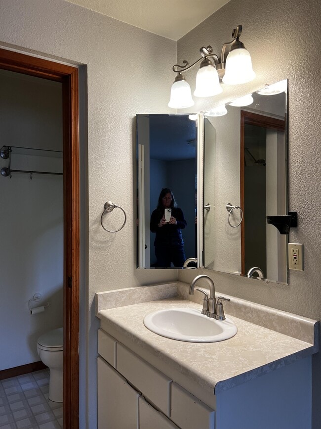 Building Photo - 2913 Highland Ct