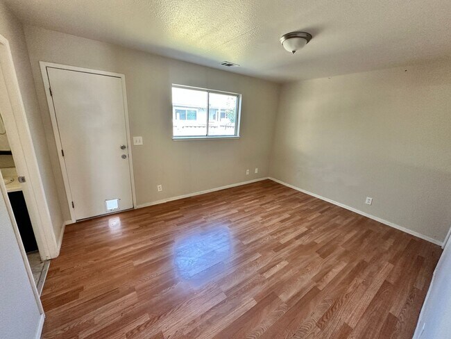 Building Photo - Nice & Quiet single family home in the cen...