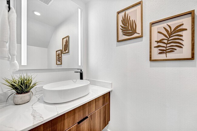 Building Photo - 1122 Emilia Ave