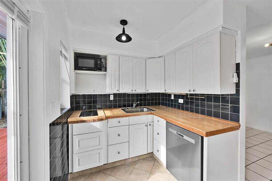 Primary Photo - 1021 NE 2nd St