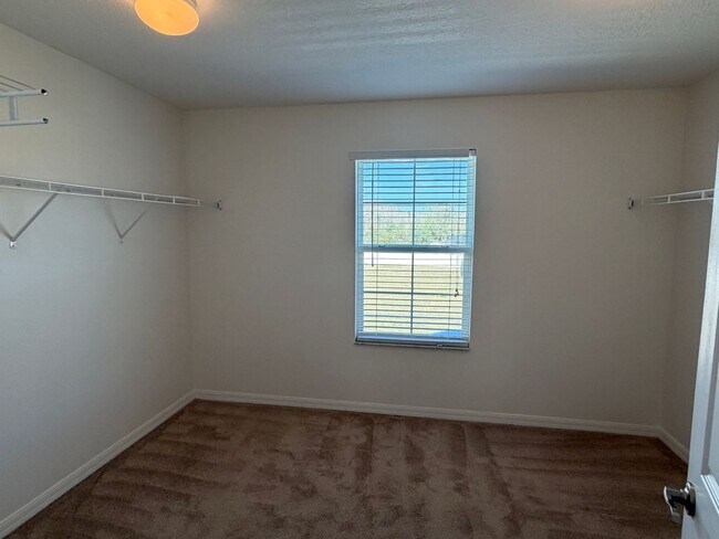 Building Photo - 5 bed 3 bath single family house for rent