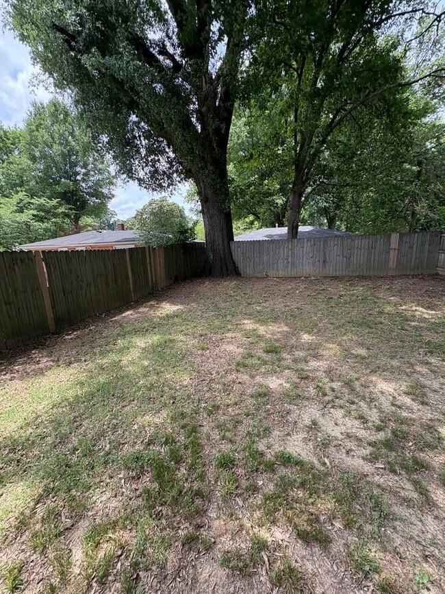 Building Photo - This 2BR/1BA includes a nice-sized living area, an ample kitchen, a fenced-in