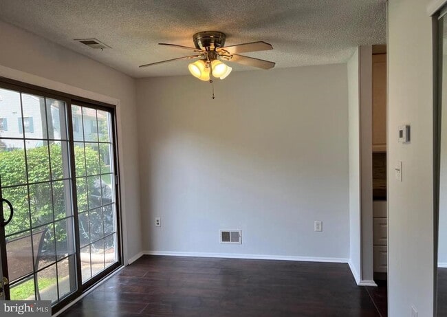 Building Photo - 90 Drewes Ct