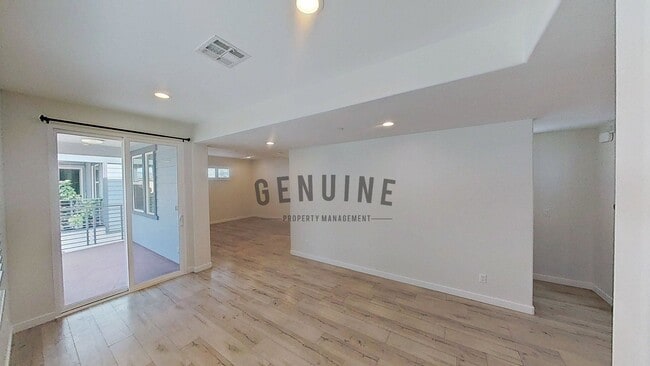 Building Photo - 3Bd 2.5Ba Townhouse w/Rooftop Deck