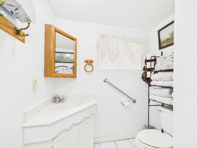 Building Photo - Quiet home in the central part of town