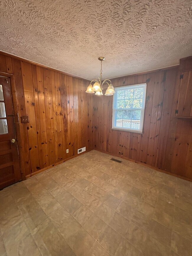 Building Photo - Updated 3bd/2bth home with Remodeled Maste...