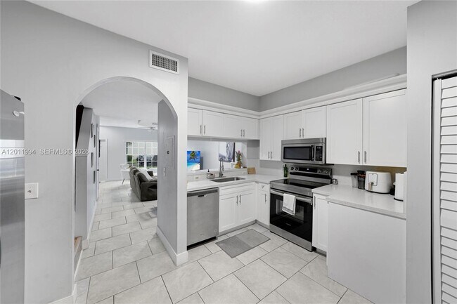 Building Photo - 29 Simonton Cir