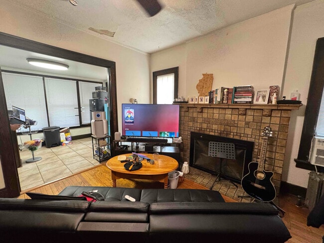 Building Photo - 312 W Springfield Ave