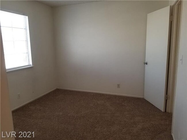Building Photo - NW 3 Bedroom!