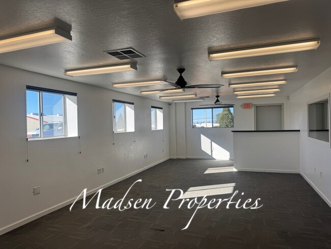 Building Photo - 1115 E Ewald Ct