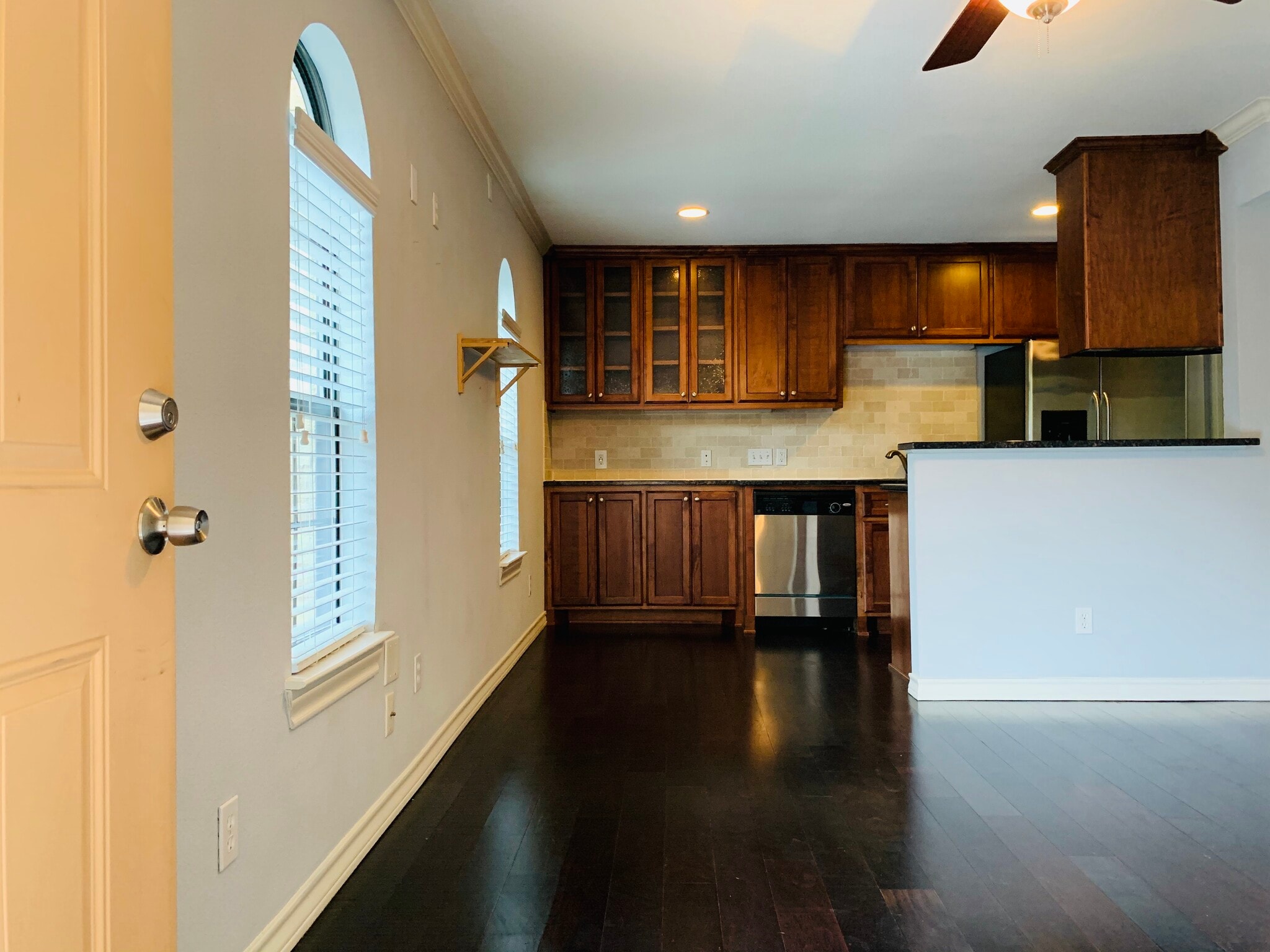 1x1 condo with harwood floors located in Hyde Park historic district. - 407 E 45th St #116