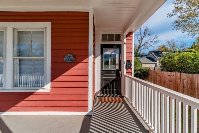 Building Photo - 1 bed/1 bath house for rent close to Downtown Augusta, with off-street parking!