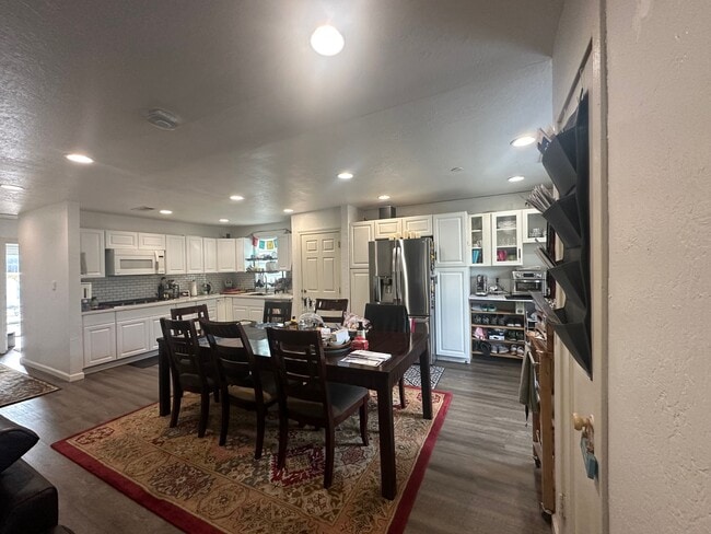 Building Photo - 2464 Pepper Dr