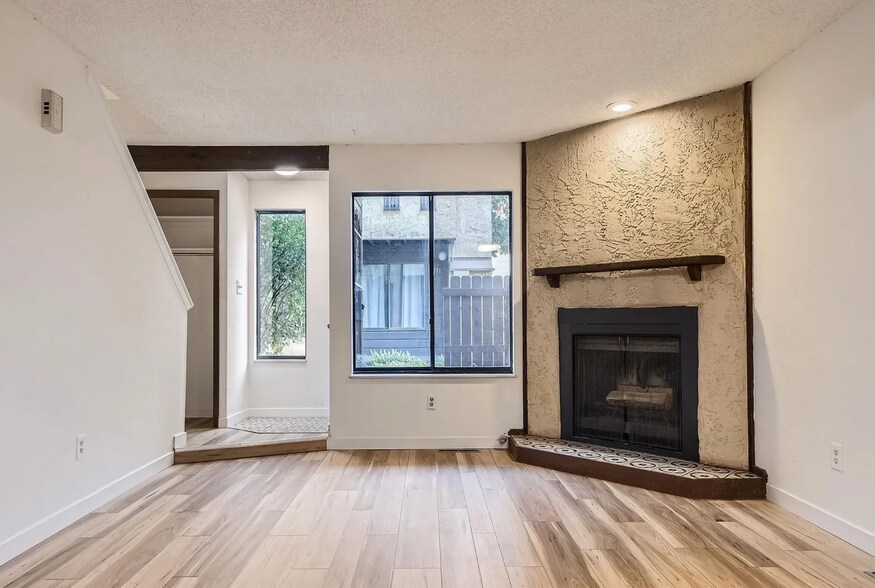 Building Photo - 2949 Shady Holw E