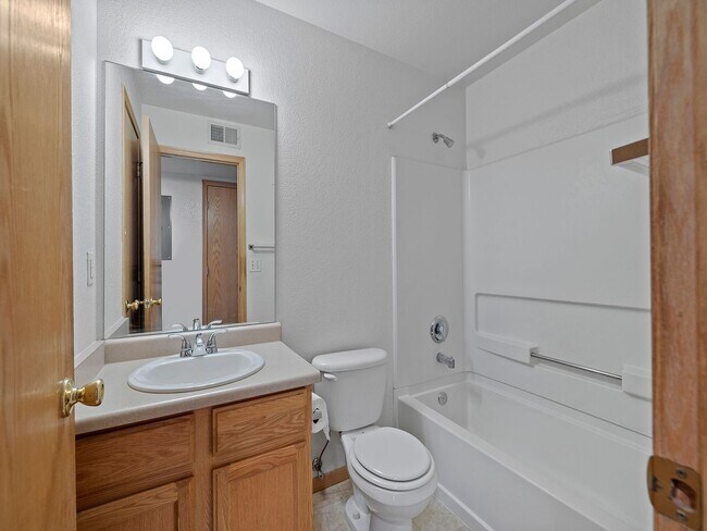 Building Photo - Well Maintained 2-Bed, 2-Bath Condo in Prime Location Near CSU!