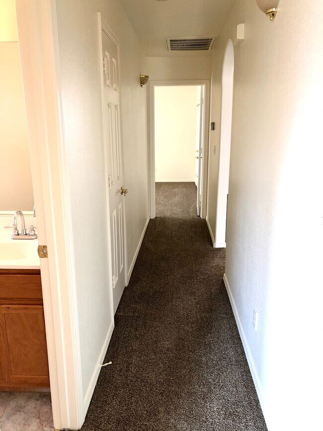 Building Photo - Beautiful 2 Bedroom, 2 bathroom Home in El Camino Village!
