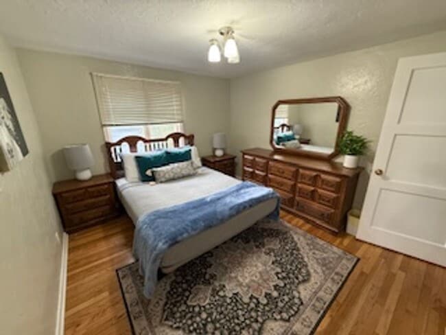 Building Photo - Elm Street Duplex