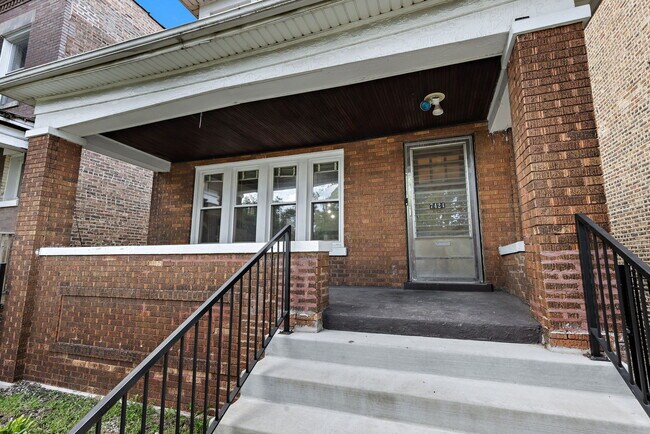 Primary Photo - 7424 S Blackstone Ave