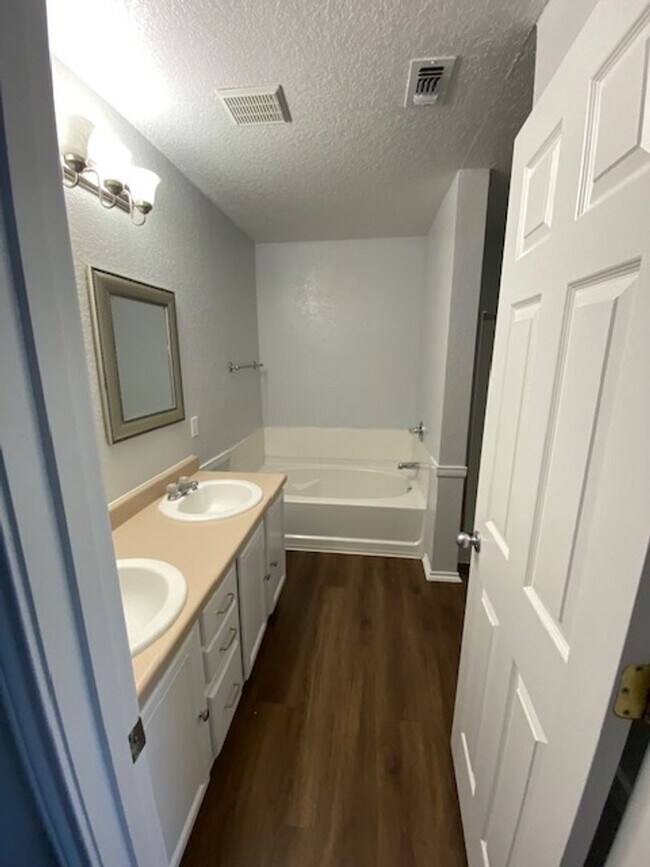 Building Photo - Spacious 3BR/2.5BA Home in San Antonio
