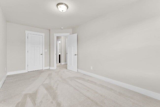 Building Photo - Beautiful 3 BR, 2.5 BA Townhome in highly ...