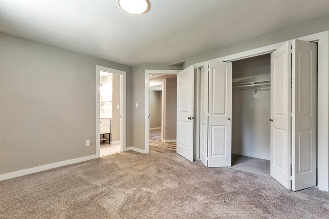 Primary bed w/ bathroom access - 10 S Busch Ln