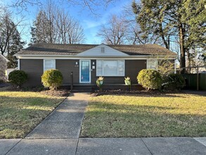 Building Photo - Beautiful House in Picadome! Off-Street Parking, W/D, Breakfast Bar, Deck, Fenced Backyard!