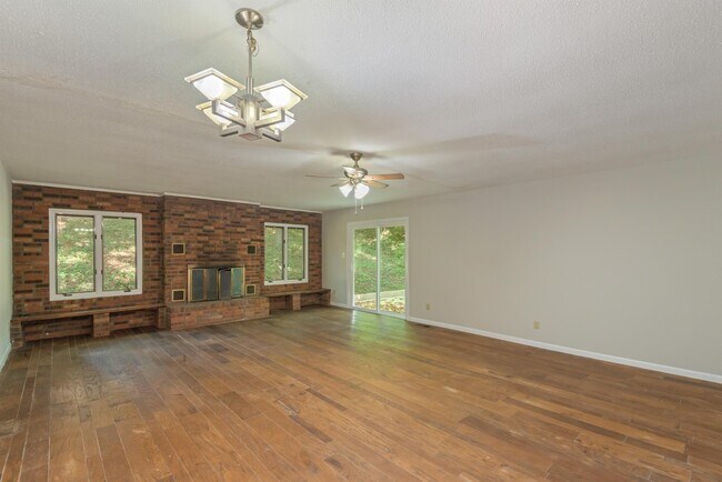 Building Photo - 7201 Dogwood Dr SW