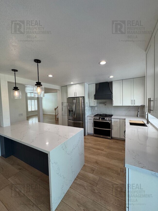 Building Photo - Resort-Style Living in Temecula – Pool Home with Designer Upgrades & 3-Car Garage