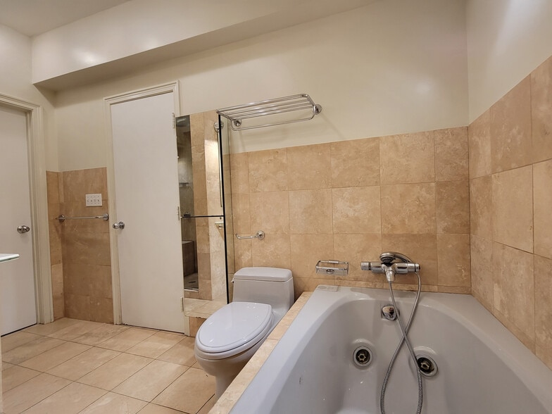 Building Photo - 1406 W Thorndale Ave