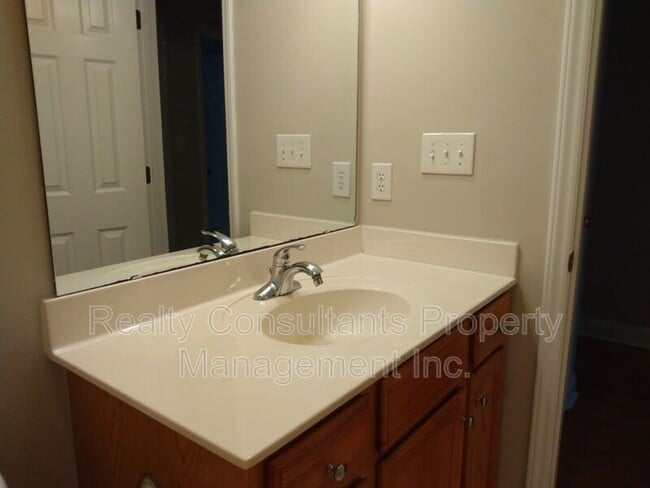 Building Photo - 7106 Holly Glen Ct