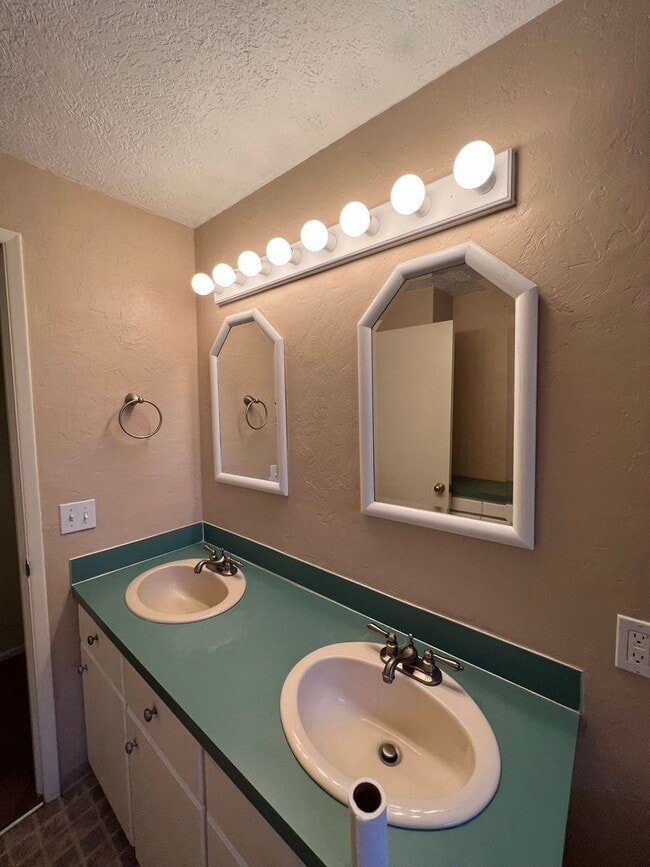 Building Photo - Hayden Bridge Four Bedroom