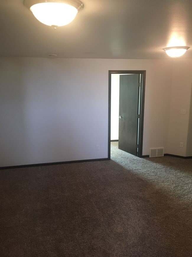 Building Photo - 3 Bed 2.5 Bath Twin Home