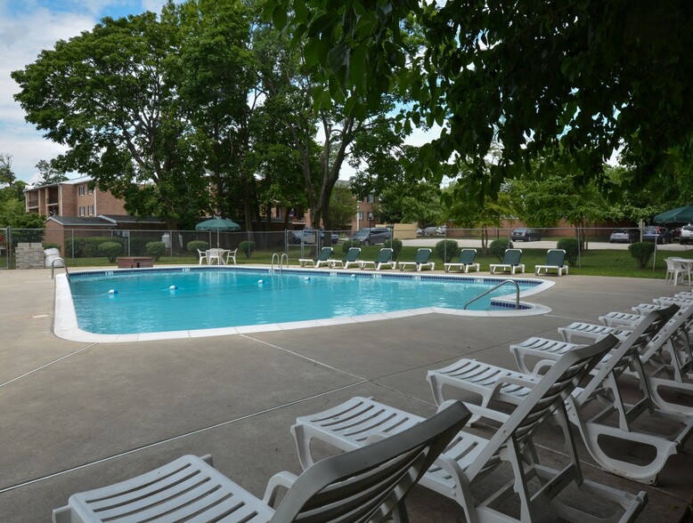 Swimming Pool - Paoli Place Arms Apartments