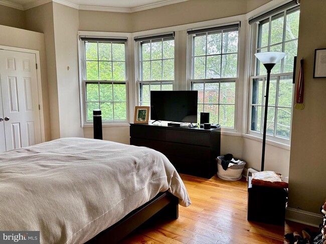 Building Photo - 300 Lombard St