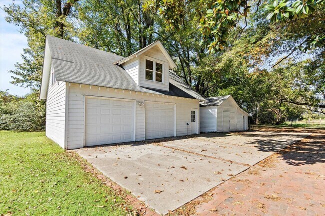 Building Photo - ASK ABOUT FREE RENT! Country Classic with Modern Convenience! Low maintenance!
