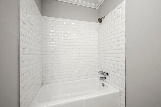 Building Photo - 9852 Hawthorne Dr