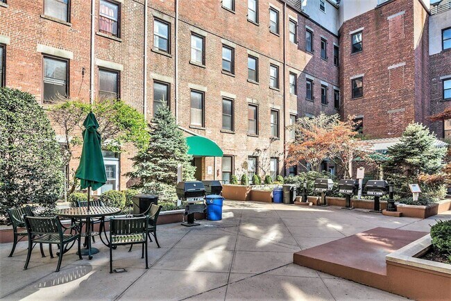 Building Photo - 347 Varick St