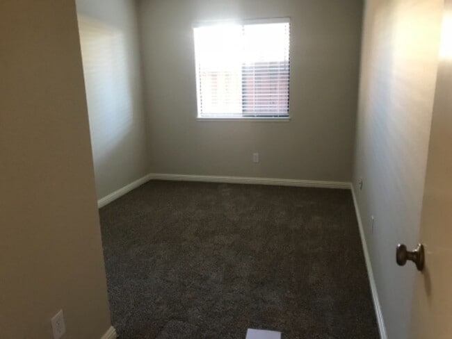 Building Photo - 5085 Valley Crest Dr