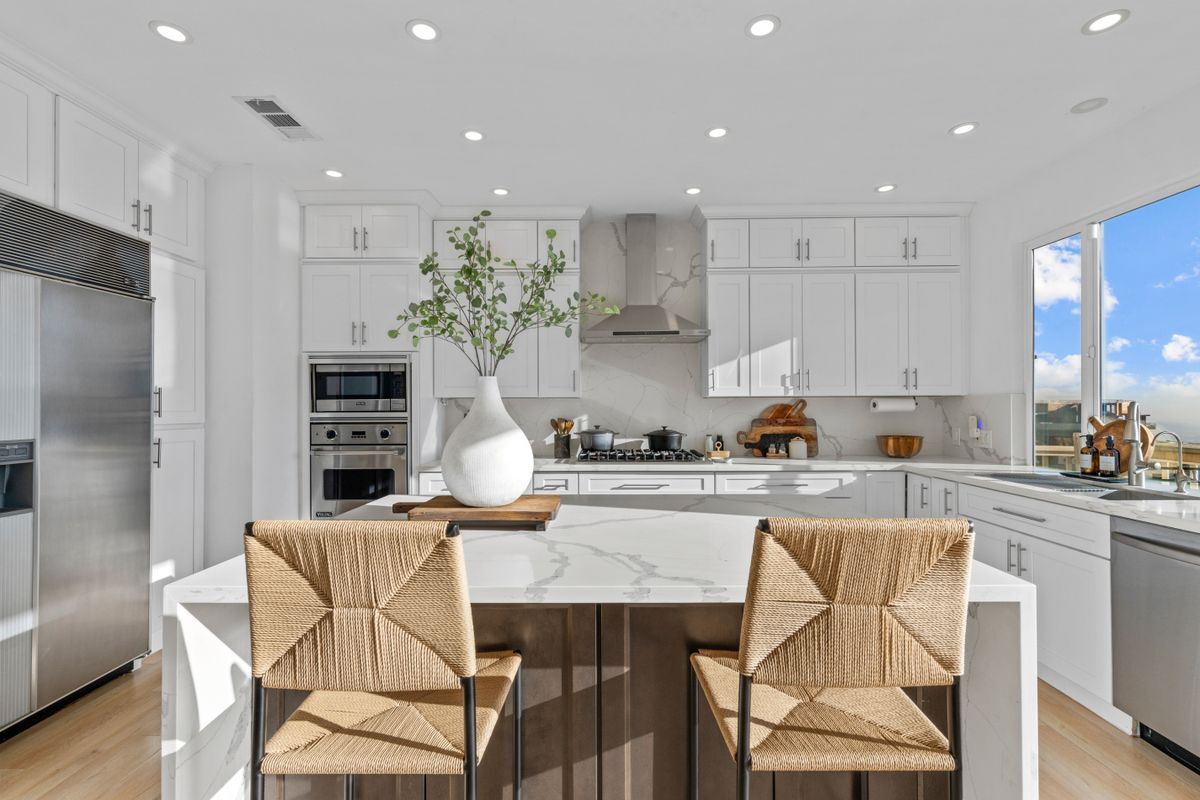 Building Photo - 2019 Sunset Plaza Dr