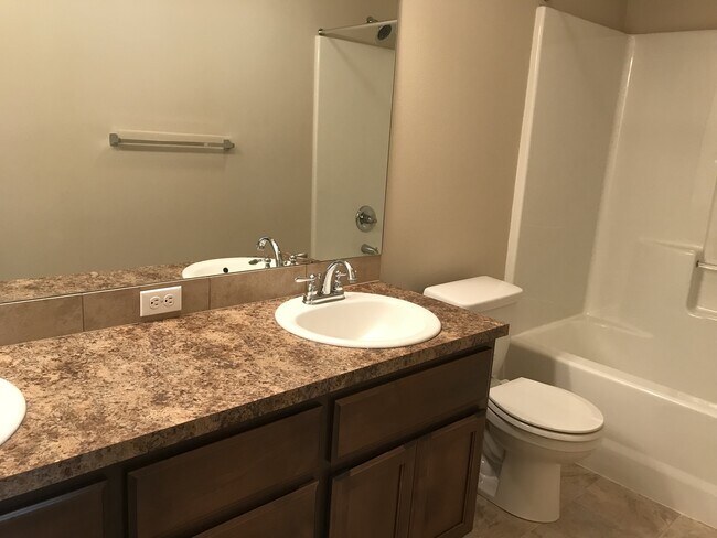 Building Photo - Well Maintained Spacious 4 BD Home with Gr...