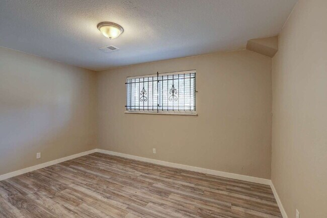 Building Photo - "Spacious 4-Bedroom Home in Denver with 2 Full Baths and Over 2000 sq ft!"