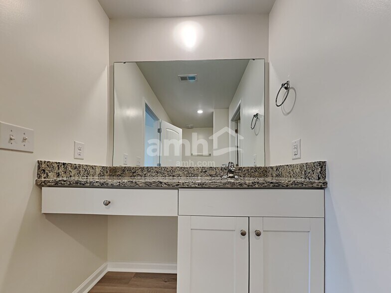 Building Photo - 1325 John Swann St